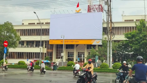 Tháo gỡ maket quảng cáo bia ở mặt chính tòa nhà Trung tâm Bưu điện tỉnh
