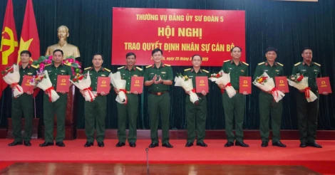 Thường vụ Đảng ủy Sư đoàn 5 trao quyết định bổ nhiệm chức vụ cán bộ năm 2025