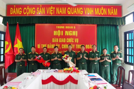 Bàn giao chức vụ Bí thư Đảng ủy, Chính ủy Trung đoàn 5, Sư đoàn 5