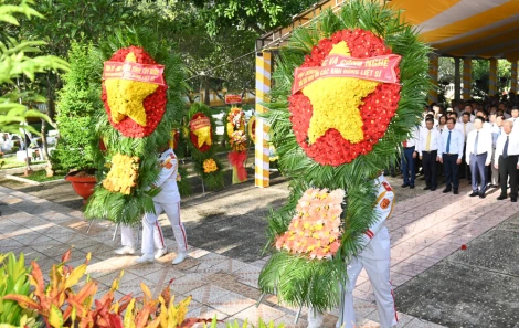 Bộ Khoa học và Công nghệ: Viếng nghĩa trang liệt sĩ