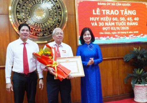 Đảng ủy xã Cần Giuộc trao huy hiệu Đảng đợt 02/9