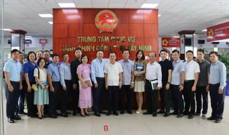 Ngày 26/8, Đoàn công tác Bộ Khoa học và Công nghệ (KH&CN) đến khảo sát thực tế tình hình hoạt động tại Trung tâm Phục vụ hành chính công (TTPVHCC) tỉnh Tây Ninh và TTPVHCC phường Long An.