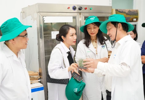 Đoàn công tác của Ban Tuyên giáo và Dân vận Trung ương khảo sát tại Viện nghiên cứu nông nghiệp Thành Thành Công