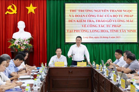 Trong khuôn khổ chuyến công tác tại Tây Ninh, sáng 26/8, Thứ trưởng Bộ Tư pháp Nguyễn Thanh Ngọc cùng đoàn công tác của Bộ đến phường Long Hoa để kiểm tra, tháo gỡ những khó khăn, vướng mắc trong lĩnh vực tư pháp.