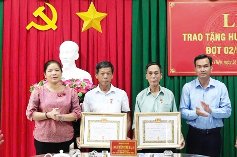 Xã Bình Hiệp trao Huy hiệu Đảng đợt 02/9 cho 7 đảng viên