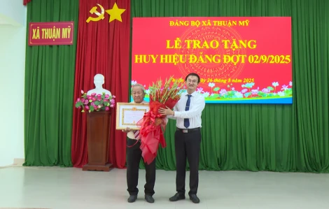 Xã Thuận Mỹ trao Huy hiệu Đảng cho 12 đảng viên