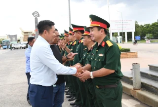 Bộ Chỉ huy Quân sự tỉnh Tây Ninh tiễn Đoàn Nghệ thuật Quân đội Hoàng gia Campuchia về nước