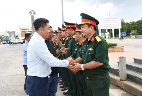 Bộ Chỉ huy Quân sự tỉnh Tây Ninh tiễn Đoàn Nghệ thuật Quân đội Hoàng gia Campuchia về nước