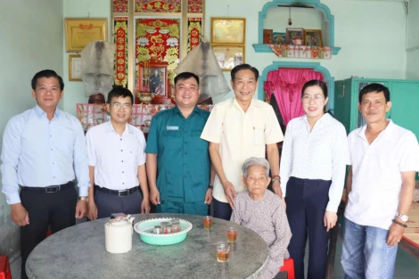 Lãnh đạo xã Mỹ Lộc thăm, tặng quà gia đình chính sách nhân dịp 02/9