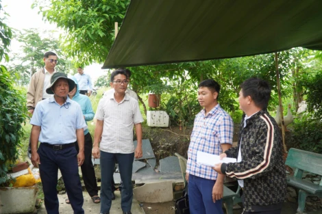 Lãnh đạo xã Phước Lý khảo sát tình trạng ngập, nghẹt cống tại khu vực kho lạnh Hoàng Lai