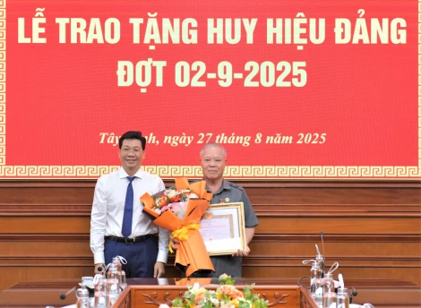 Phó Bí thư Thường trực Tỉnh ủy Nguyễn Mạnh Hùng trao Huy hiệu 45 năm tuổi Đảng