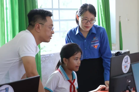 Tỉnh Đoàn Tây Ninh bàn giao công trình 'Phòng tin học cho em' cho Trường Tiểu học Tân Hưng