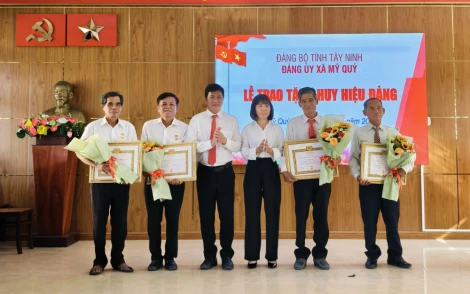 Xã Mỹ Quý trao huy hiệu Đảng đợt 02/9