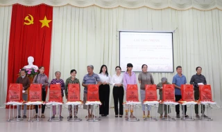 Phường Hòa Thành tặng quà cho 50 hộ khó khăn