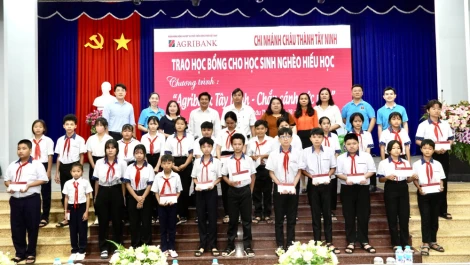 Agribank chi nhánh Châu Thành: Trao tặng 140 suất học bổng chắp cánh ước mơ