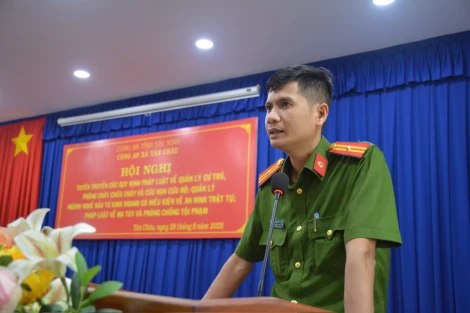 Công an xã Tân Châu tuyên truyền pháp luật cho các cơ sở kinh doanh