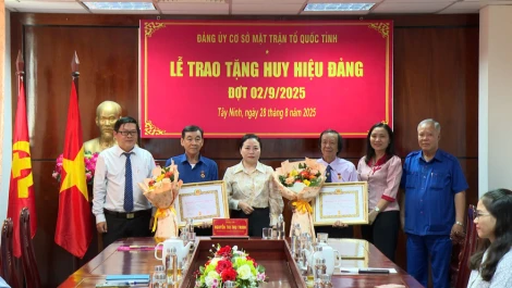 Đảng ủy cơ sở UBMTTQ Việt Nam tỉnh trao tặng Huy hiệu Đảng