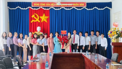 Lãnh đạo phường Tân Ninh thăm, chúc mừng các ngành nhân ngày truyền thống