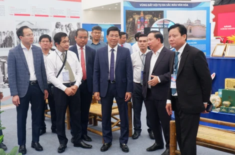 Lãnh đạo tỉnh Tây Ninh thăm khu trưng bày tại Triển lãm '80 năm hành trình Độc lập - Tự do - Hạnh phúc'