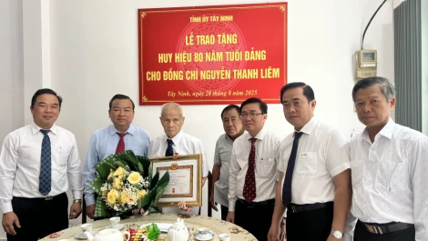 Phó Bí thư Tỉnh ủy  Phạm Hùng Thái trao tặng Huy hiệu 80 năm tuổi Đảng tại phường Kiến Tường