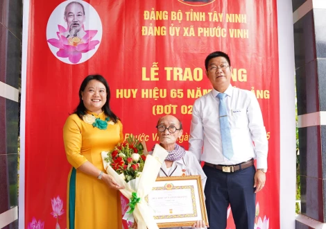 Phó Trưởng ban Thường trực Ban Tuyên giáo và Dân vận Tỉnh ủy Võ Trần Tuấn Thanh trao tặng Huy hiệu Đảng tại xã Phước Vinh