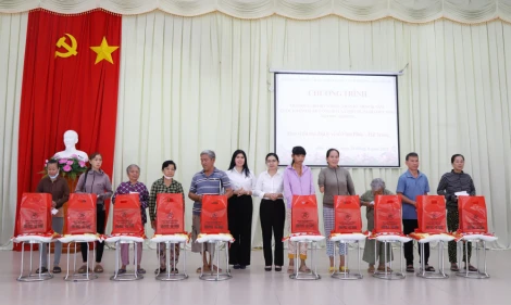 Phường Hòa Thành tặng quà cho 50 hộ khó khăn