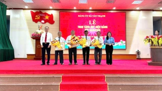 Phó Chủ tịch Thường trực UBMTTQ Việt Nam tỉnh Nguyễn Thị Thu Trinh trao tặng Huy hiệu Đảng tại xã Tân Thạnh
