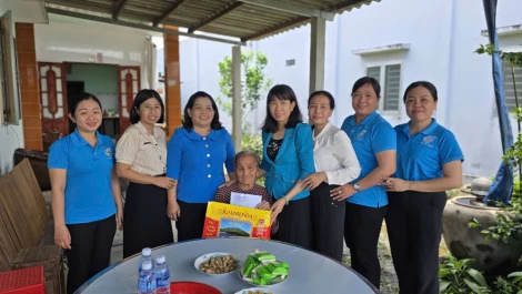 Hội Liên hiệp Phụ nữ tỉnh thăm gia đình chính sách, người có công