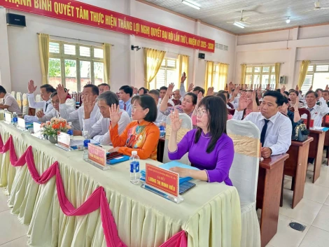 Kỳ họp thứ 2 HĐND xã Thạnh Bình: Thông qua 7 nghị quyết