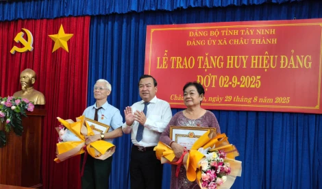 Sáng 29/8, Đảng ủy xã Châu Thành tổ chức Lễ trao tặng Huy hiệu Đảng đợt 02/9 cho 15 đảng viên đang sinh hoạt tại các chi bộ trực thuộc Đảng ủy xã.