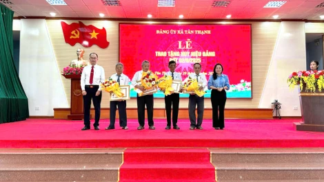 Phó Chủ tịch Thường trực UBMTTQ Việt Nam tỉnh Nguyễn Thị Thu Trinh trao tặng Huy hiệu Đảng tại xã Tân Thạnh