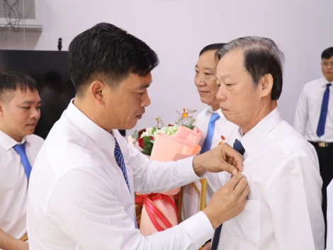 Phường Bình Minh trao Huy hiệu Đảng cho 11 đảng viên