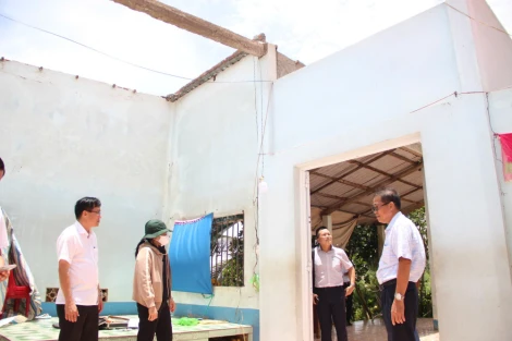 Ngày 29/8, Phó Giám đốc Sở Nông nghiệp và Môi trường Đinh Thị Phương Khanh cùng lãnh đạo xã Vĩnh Châu, tỉnh Tây Ninh đến thăm hỏi, động viên các gia đình có nhà bị tốc mái do ảnh hưởng của giông lốc.