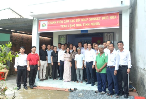 Trao nhà tình nghĩa cho thân nhân liệt sĩ có hoàn cảnh khó khăn về nhà ở tại xã Đức Hòa