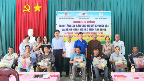 Trao tặng 100 xe lăn cho người khuyết tật trên địa bàn tỉnh