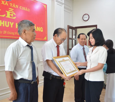 Trưởng ban Tuyên giáo và Dân vận Tỉnh ủy trao Huy hiệu Đảng tại xã Tân Châu