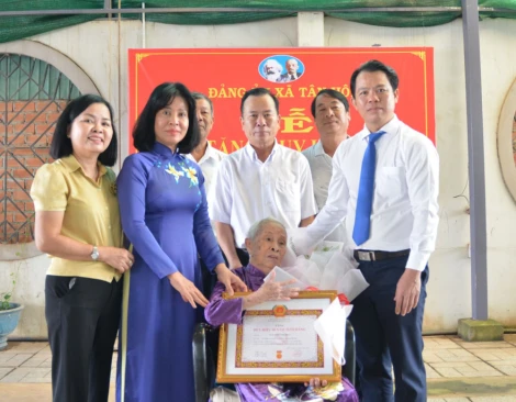 Trưởng ban Tuyên giáo và Dân vận Tỉnh ủy trao Huy hiệu Đảng tại xã Tân Hội