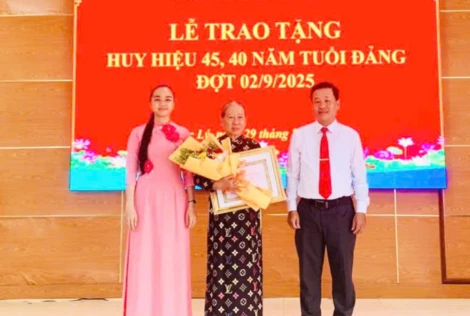 Xã Phước Lý trao Huy hiệu Đảng đợt 02/9