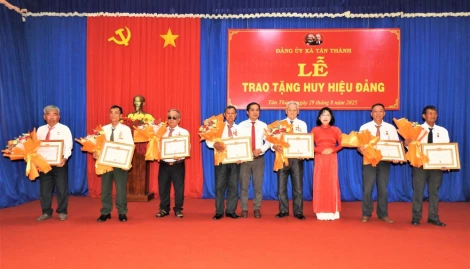 Xã Tân Thành trao Huy hiệu Đảng cho 7 đảng viên