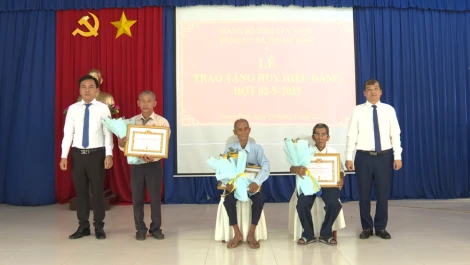 Sáng 29/8, Đảng ủy xã Thạnh Bình tổ chức Lễ trao tặng Huy hiệu Đảng cho đảng viên đợt 02/9.