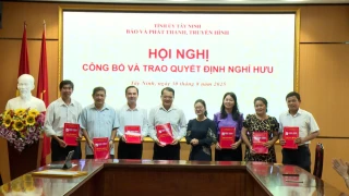 Báo và phát thanh, truyền hình Tây Ninh trao 14 quyết định nghỉ hưu, nghỉ thôi việc cho viên chức, người lao động