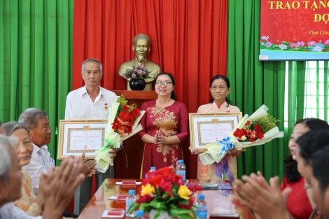 Đảng ủy xã Vĩnh Công trao Huy hiệu Đảng đợt 02/9