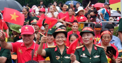 Người dân nô nức chờ tổng duyệt diễu binh, diễu hành trước thềm Quốc khánh 02/9