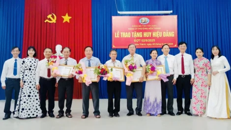 Phường Hòa Thành trao Huy hiệu Đảng đợt 02/9 cho 5 đảng viên