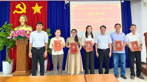 Phường Trảng Bàng trao quyết định về công tác cán bộ