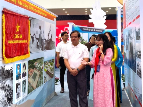 Phó Chủ tịch UBND tỉnh Nguyễn Hồng Thanh thăm, động viên đoàn Tây Ninh tham gia triển lãm thành tựu đất nước