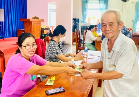 Phường Tân Ninh: Người dân phấn khởi nhận quà mừng Quốc khánh 02/9