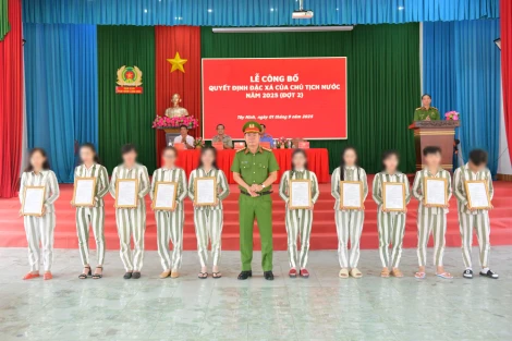 Trại giam Long Hòa công bố quyết định đặc xá cho 244 phạm nhân