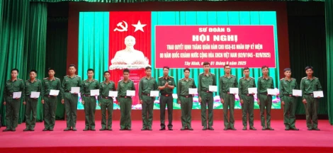 Sư đoàn 5 trao quyết định thăng quân hàm hạ sĩ quan - binh sĩ dịp Tết Độc lập