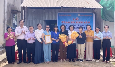 Trao tặng bò sinh sản cho phụ nữ khó khăn xã Ninh Điền